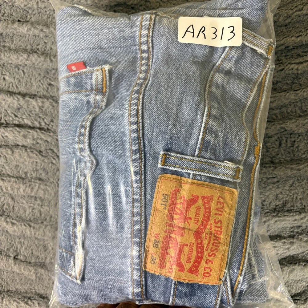 Levis 501 Original Fit Mens 38x30 Medium Wash Blue Straight Leg Button Fly Jeans